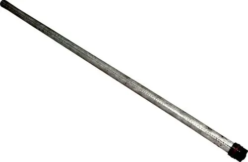 Lange Metallstange mit einer gerillten Oberfläche und einem Anschlussbereich, eindeutig als Magnesiumschutzanode erkennbar, gefertigt von der Marke Wolf.